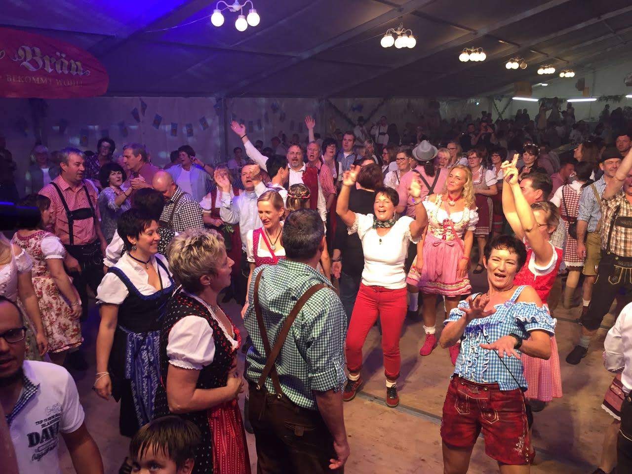 Feiernde Gäste im Festzelt