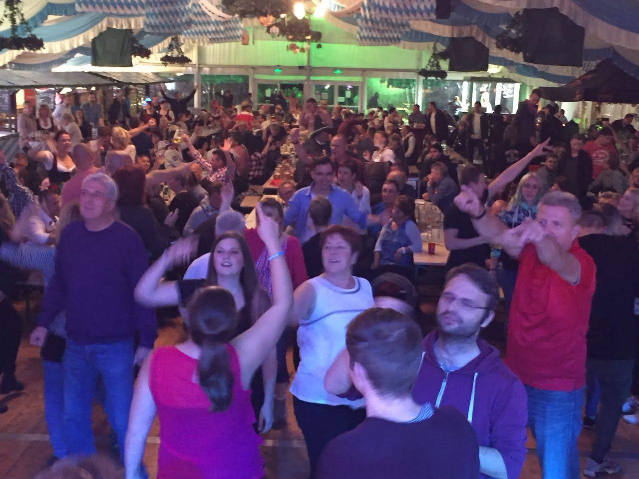 Publikum mit Oktoberfeststimmung